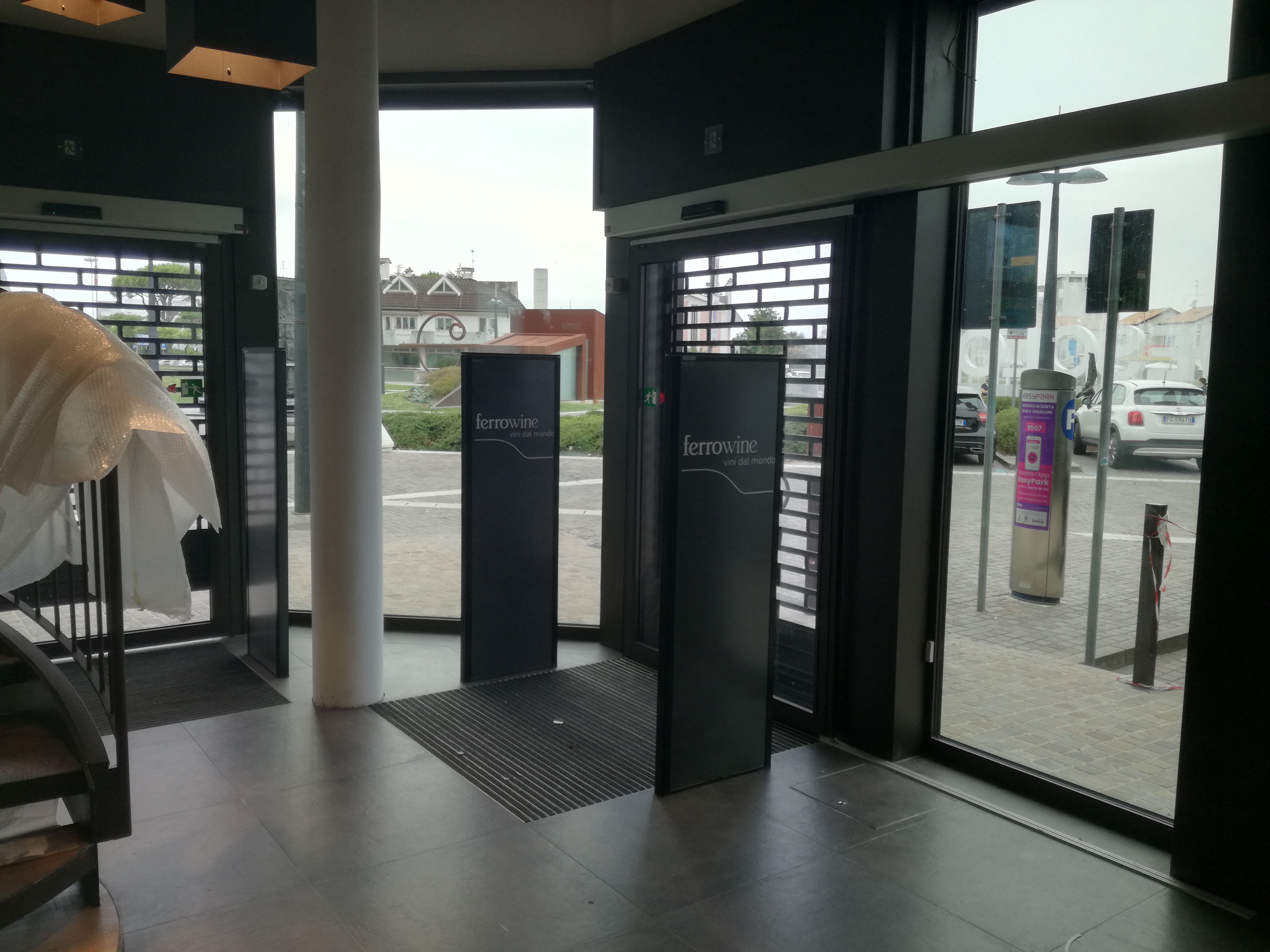 Installazione antitaccheggio ECS nel settore Enoteca