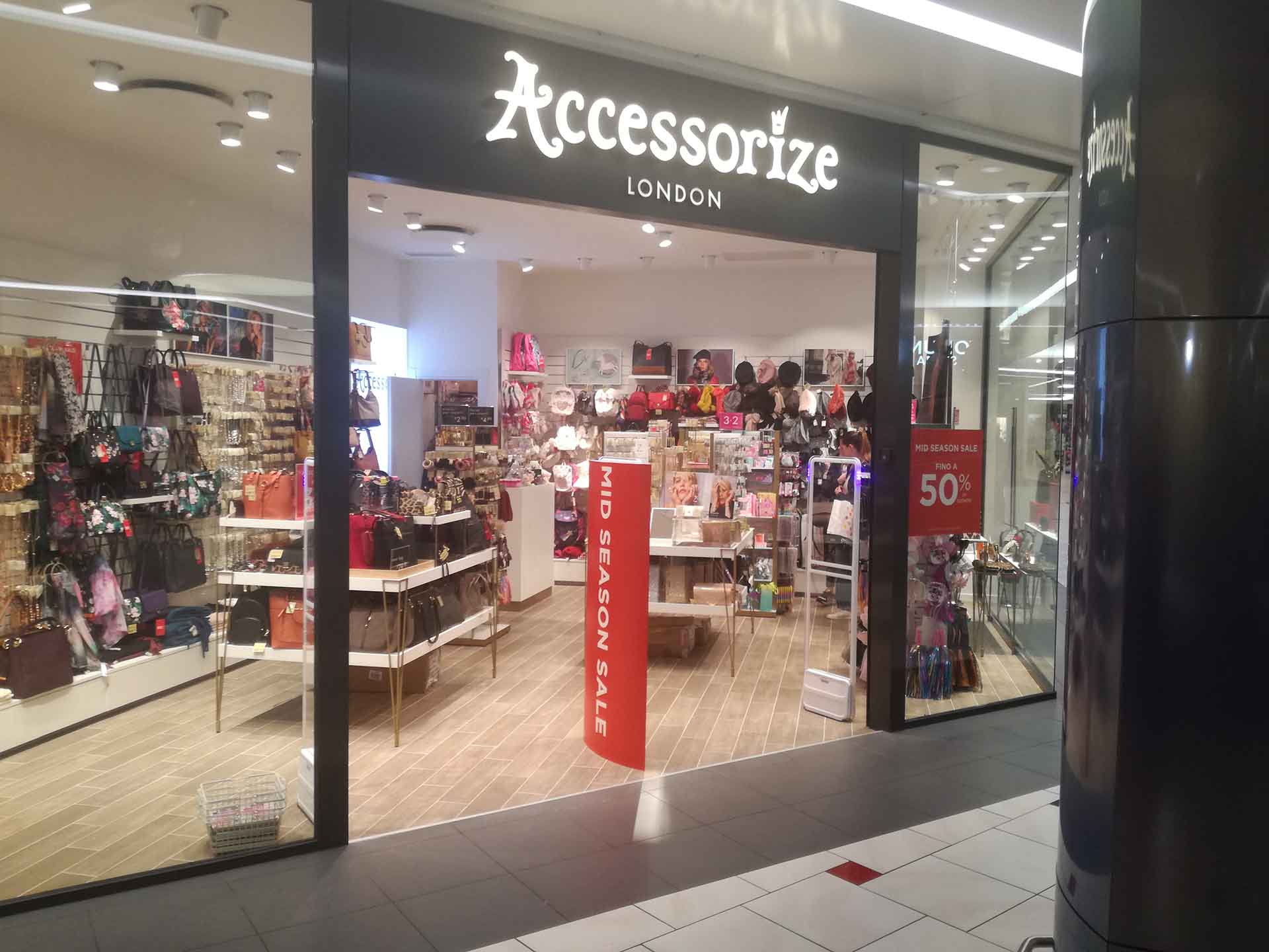Tag rigidi antitaccheggio su capi di abbigliamento